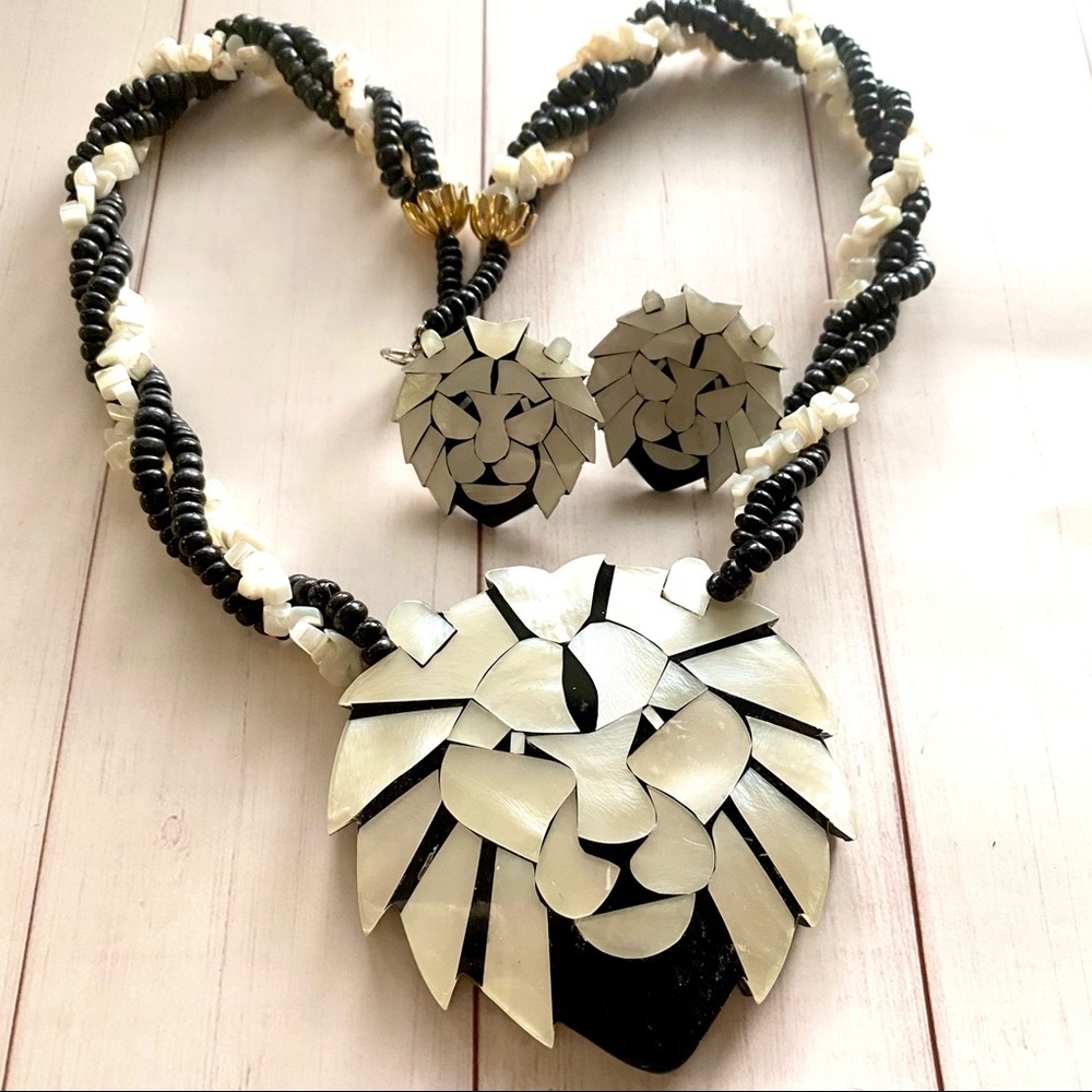 Y2K Vintage Mother of Pearls Lion Necklace set